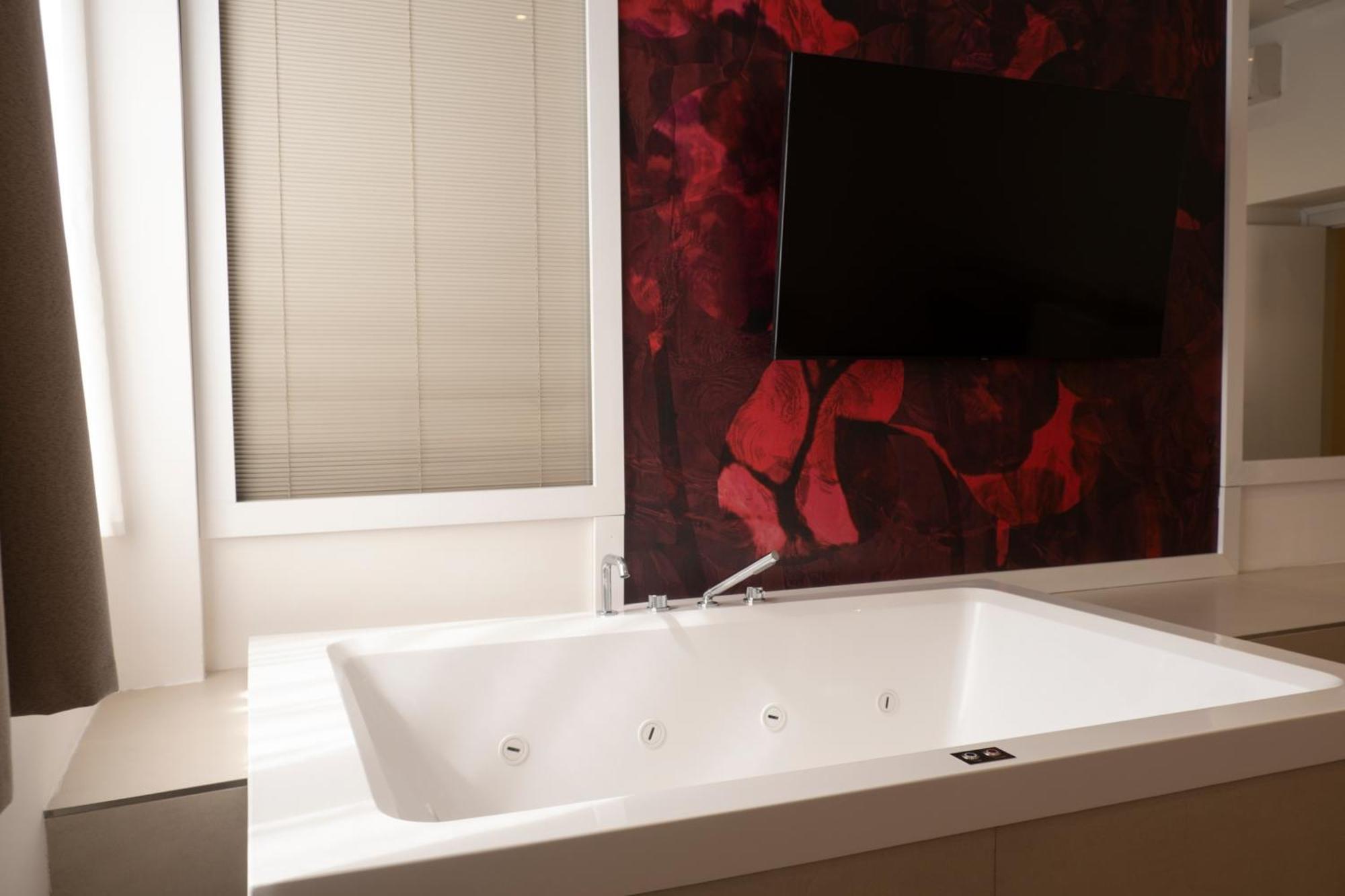Monumental Luxury Rooms Касерта Екстериор снимка